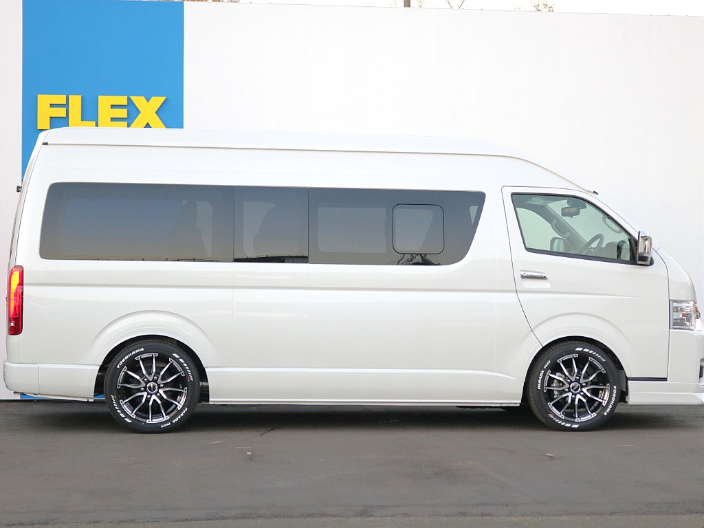 小窓付きになっており運転中などで換気などに大変役立ちます！！開閉は3段階でロックが掛かるようになっております♪