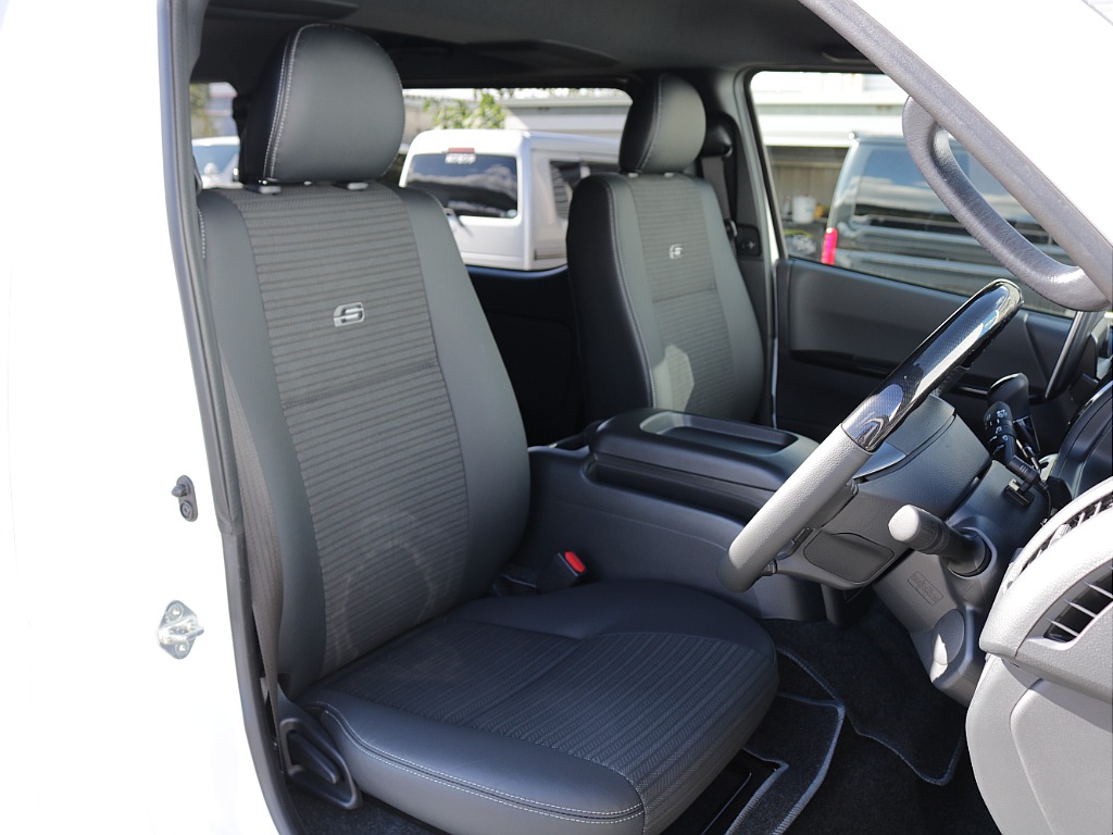 シートもダークプライムS専用になっており高級感があります♪座り心地もグッドです♪