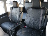 後部座席には豪華キャプテンシートが4席も付いております！！前後左右移動も可能でフットレストも付いております♪