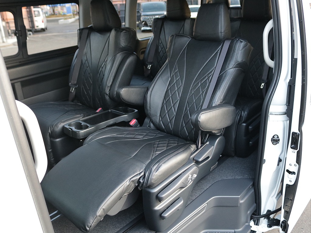 オットマンを出して背もたれも倒せば寝れるようになります！！この広々空間はグランドキャビンならではですね♪