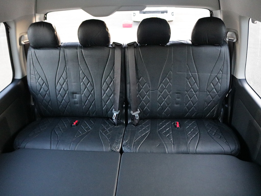 ４列目には足を伸ばすためのオットマンが付いており取り外しも可能になっております！！