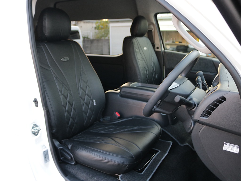 ファインテック専用のシートカバー付きで統一され豪華な内装になっております♪