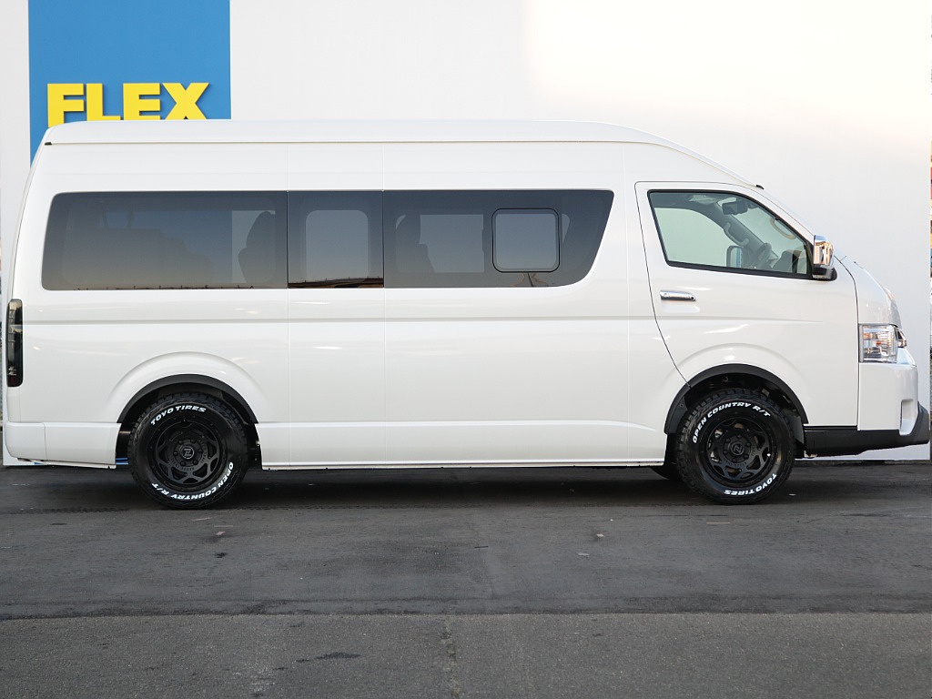 小窓付きになっており運転中などで換気などに大変役立ちます！！