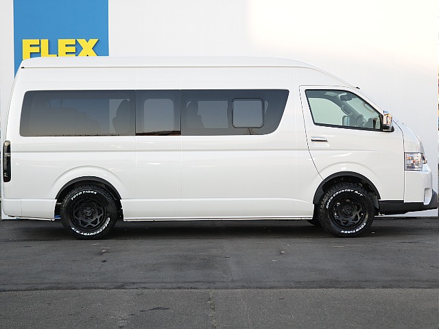 小窓付きになっており運転中などで換気などに大変役立ちます！！