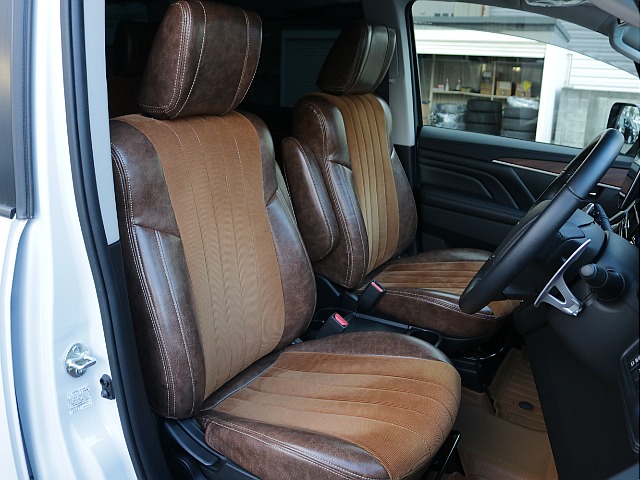 運転席周りは広々空間になっておりますのでドライブの際の快適性もバッチリ確保できますね♪