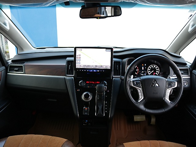 運転席助手席のシートはお洒落なコーデュロイシートカバーが付いております♪