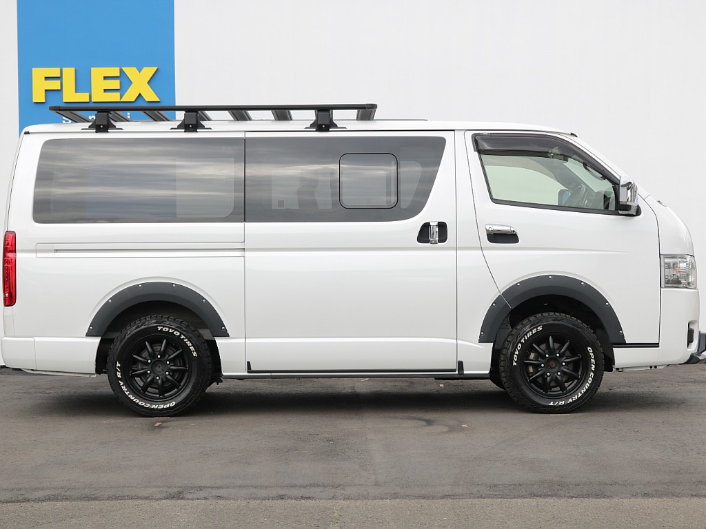 運転中などの換気に役立つ小窓両サイドについております！！開閉は3段階でロックが掛かるようになっております♪