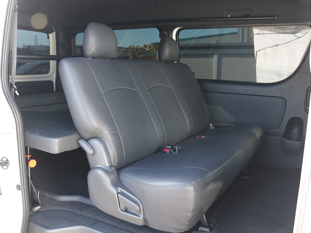 2列目もシートカバー装着済み！！広々空間で快適にドライブできちゃいますね♪
