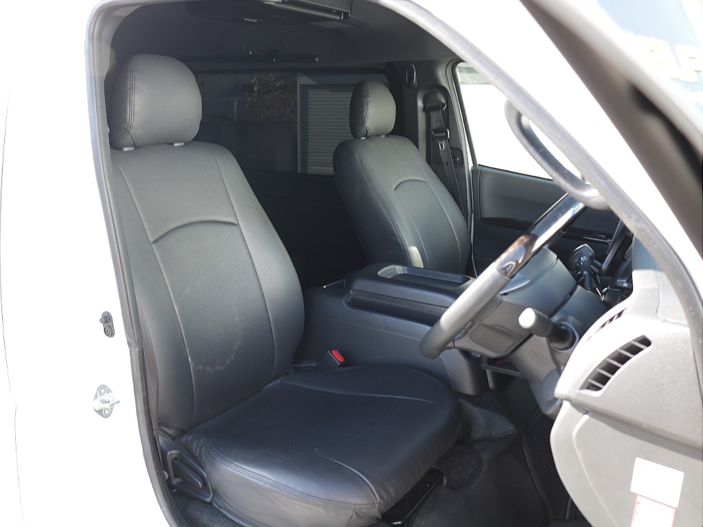 シートカバーも装着済み！！ダークプライムの黒色との相性もバッチリでかっこいい内装に仕上がております♪