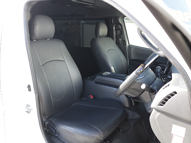 シートカバーも装着済み！！ダークプライムの黒色との相性もバッチリでかっこいい内装に仕上がております♪