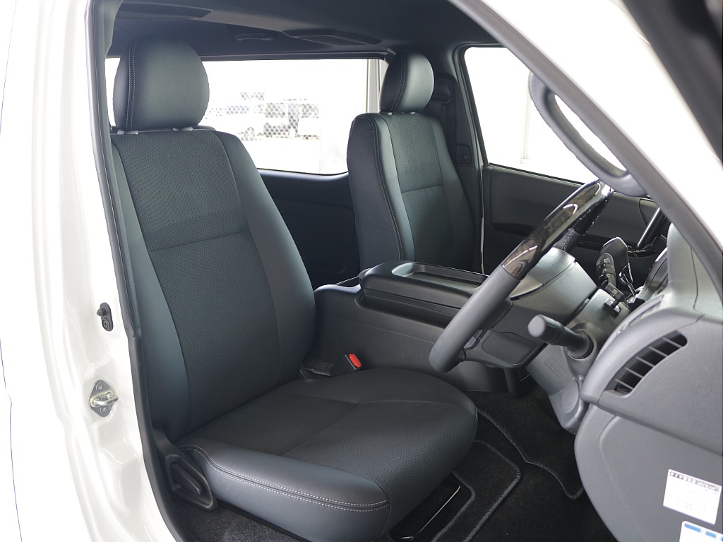 ダークプライムⅡ専用のハーフレザーシート付きでコンディションもグッドです！！