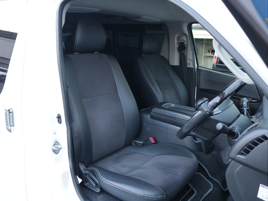 シートもダークプライム専用のハーフレザーシートになっております！！シートコンディションもグッドです♪