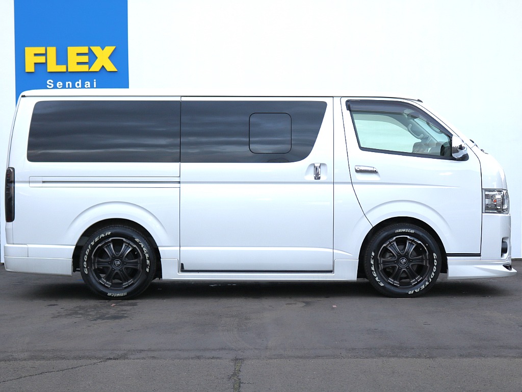 換気などに役立つ両側小窓付き！！開閉は3段階ロックが掛かるようになっております♪