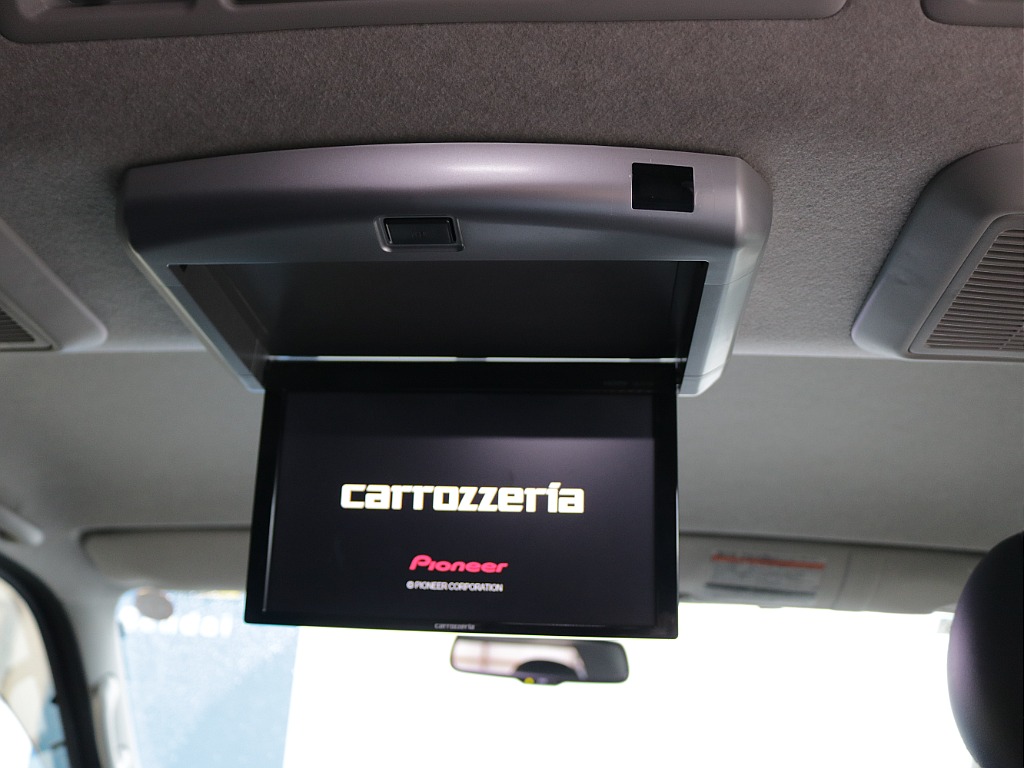 カロッツェリアのフリップダウンモニターやレーダー探知機などもすでに装着されております♪