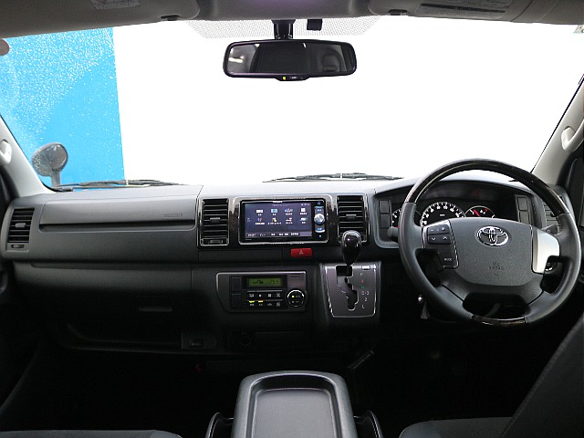 運転席周りもダークプライム専用の内装架装になっておりかっこよく高級感のある仕様になっております♪