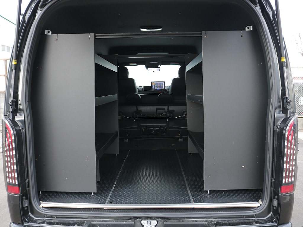 トランクルームには荷物を置ける棚が両サイドについております！！荷物をたくさん載せる方には便利ですね♪