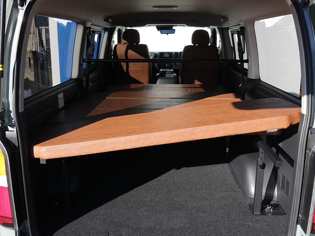 ベットキット付きですので車中泊にもお仕事にもどっちにも使えちゃう便利な一台となっております！！