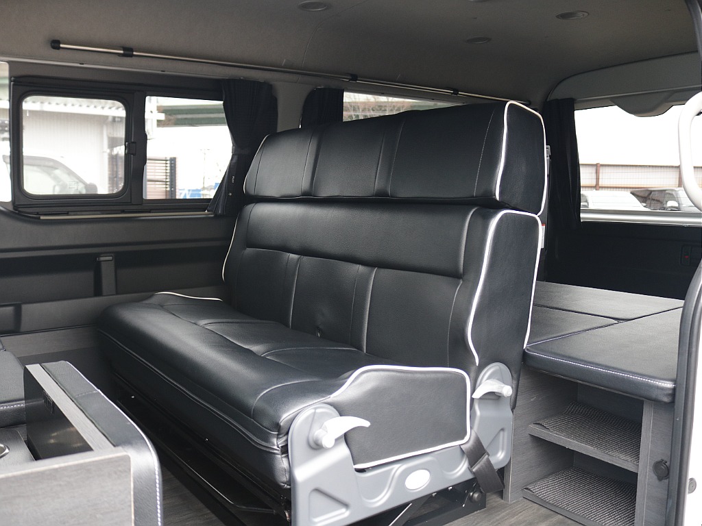 豪華なセカンドシートとなります♪ ３名ゆったりと乗車可能です♪