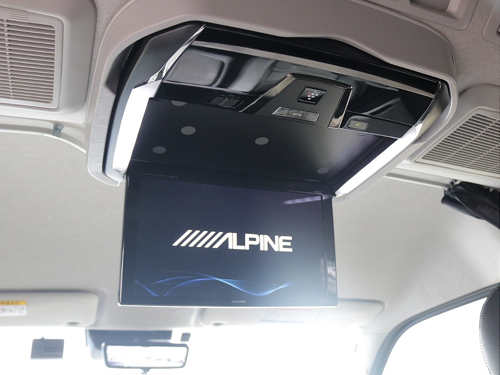 アルパイン１２．８インチフリップダウンモニターも装備済みで御座います♪ 後部座席も快適な１台ですね♪