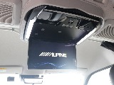アルパイン１２．８インチフリップダウンモニターも装備済みで御座います♪ 後部座席も快適な１台ですね♪