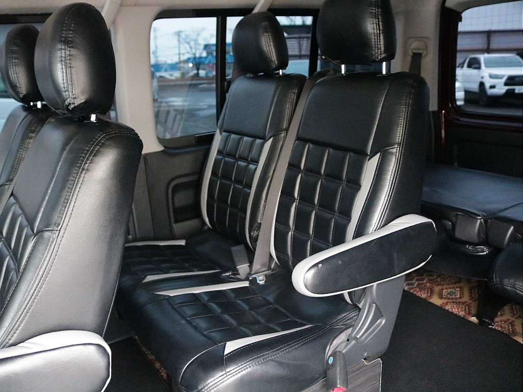 リアシートもレガンス製ワッフルシートカバーも装備済み♪