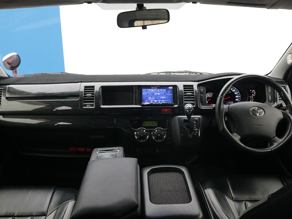 黒木目ハンドル・パネル・シフトノブ装備済みで内装もこだわって作っております♪