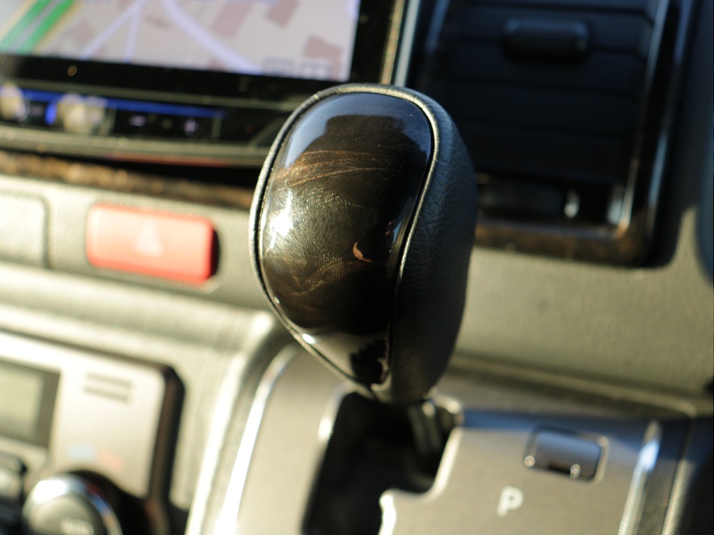 ステアリング・シフトノブ・ナビ周りなどダークプライムⅡの専用の黒木目になっております♪