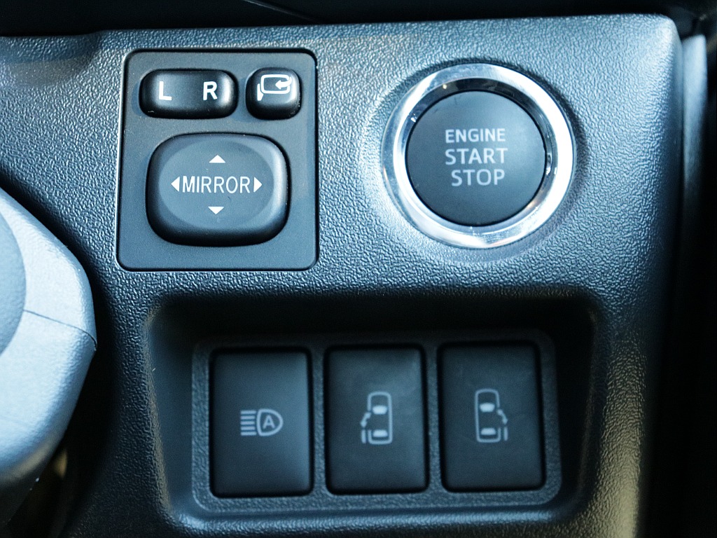 プッシュスタートなど運転する際役立つ装備が充実しております♪