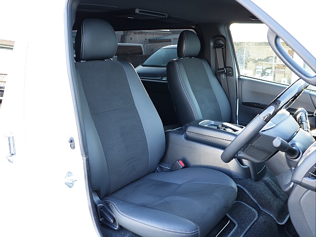 ダークプライムⅡ専用のハーフレザーシート付きでコンディションもグッドです！！