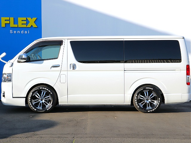 大変便利な両側パワースライドドア付き！！乗り降りや荷物の出し入れも楽々できちゃいます♪