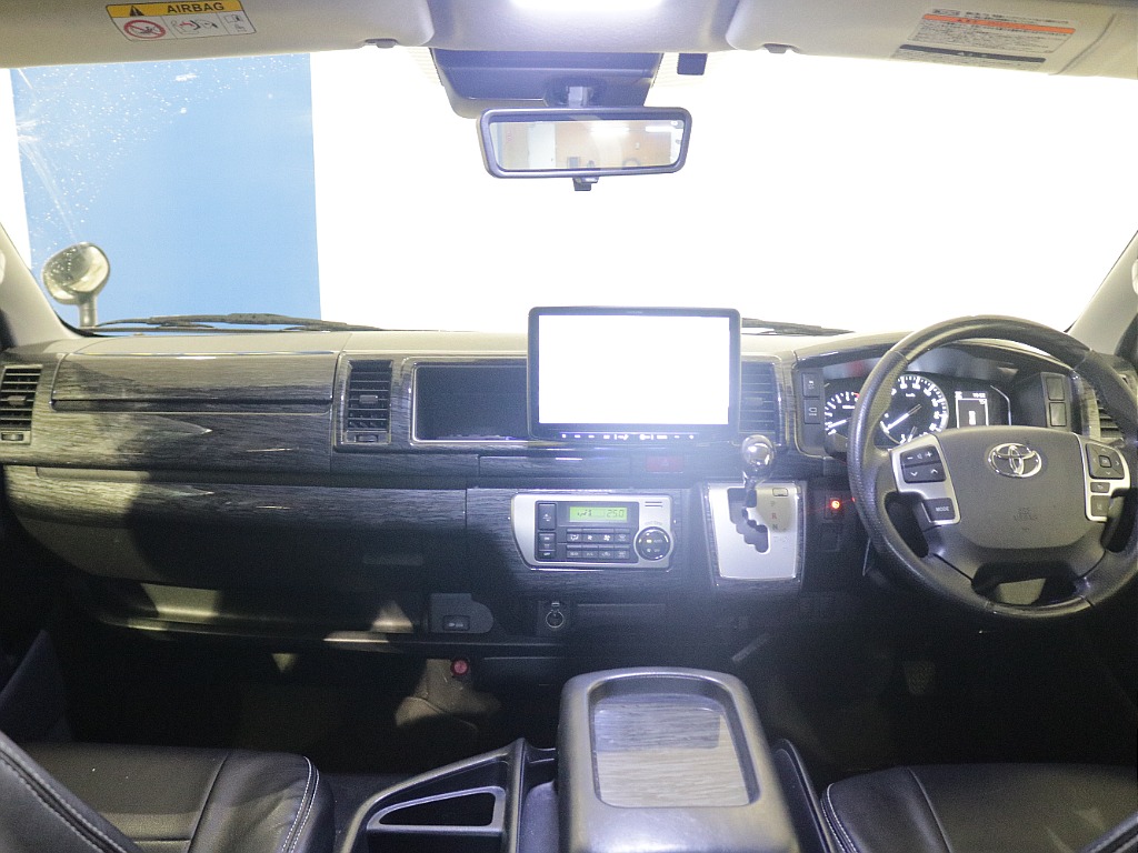 インテリアパネルセット付の広々車内！