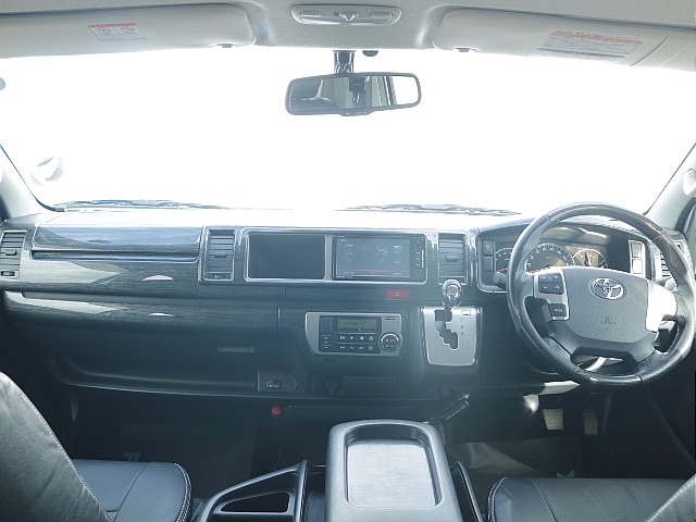 ワゴンならではの広々とした運転席・助手席周り！！長距離ドライブでも快適空間でお過ごしできちゃいます♪