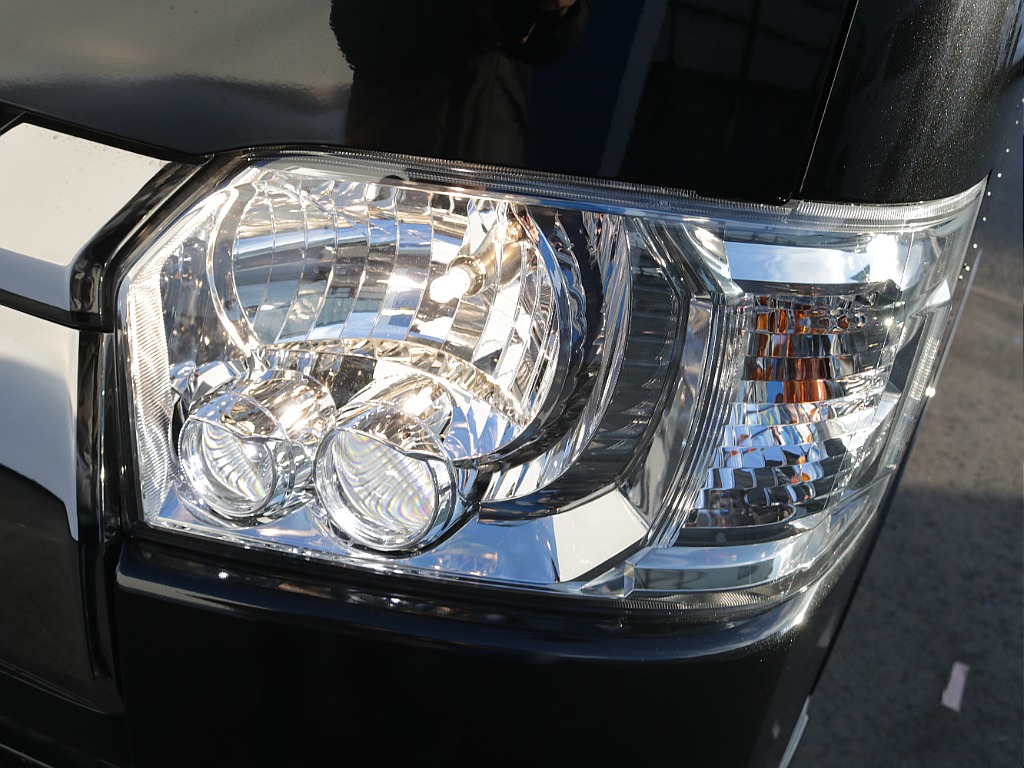 LEDヘッドライトになっておりますので夜間走行や暗い空間でも明るく照らしてくれるので安心して運転していただけます♪