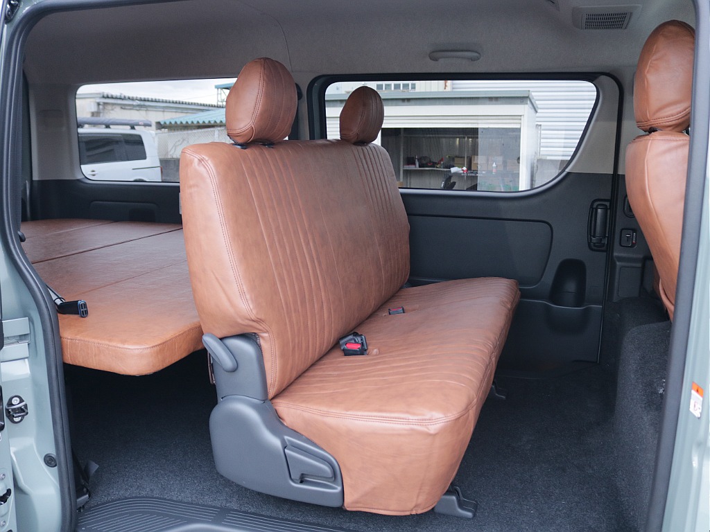 セカンドシートにもクラシックシートカバー装備済みです！！汚れや劣化などの緩和にもなりお手入れも楽々できるようになります！！