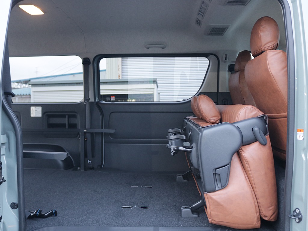 セカンドシートを折りたためば広々としたベットキットに早変わり！！位置を変えたり前に倒すこともできるようになっております！