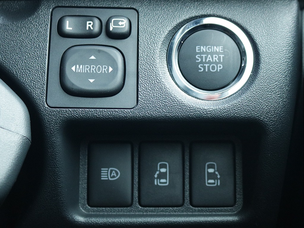 プッシュスタート・ETC・デジタルインナーミラー・連動ドライブレコーダーなど嬉しい装備も充実しております！！