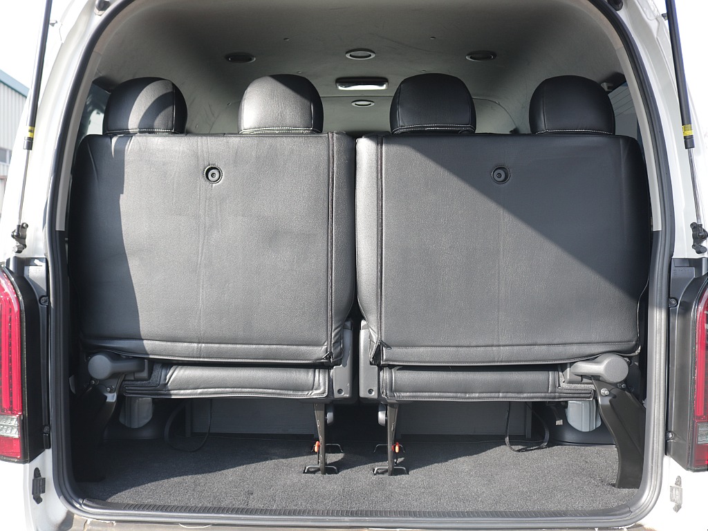 4列目の下も荷物を入れられる空間もあります♪