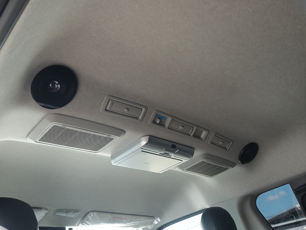 リアルーフスピーカーも装着されておりますので後部座席の快適性もバッチリ♪