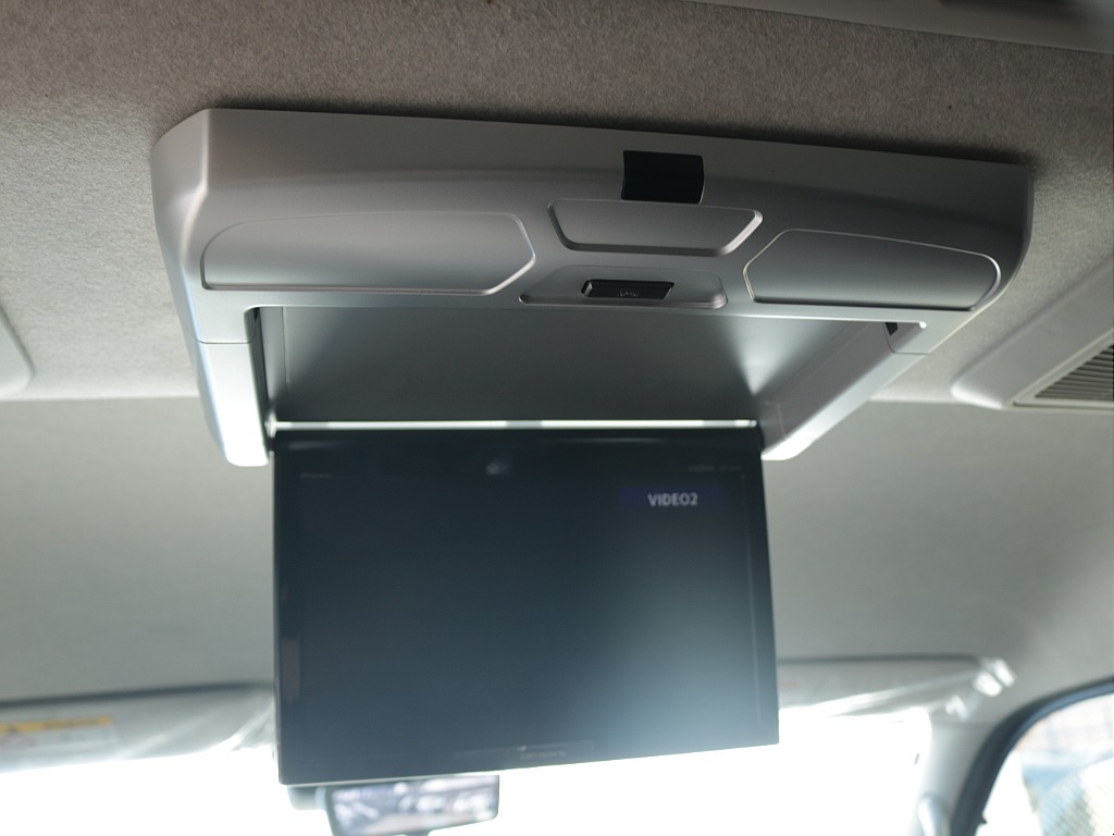 カロッツェリアフリップダウンモニター10インチも装着済み！！