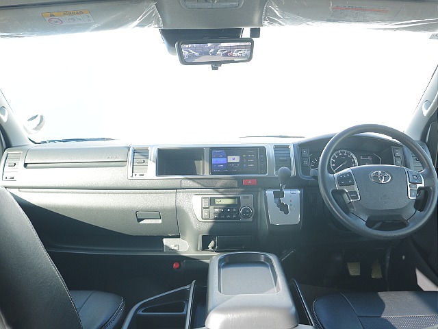 運転席・助手席はワゴンならではの広々空間！！快適性もばっちりですので長距離ドライブでも安心♪