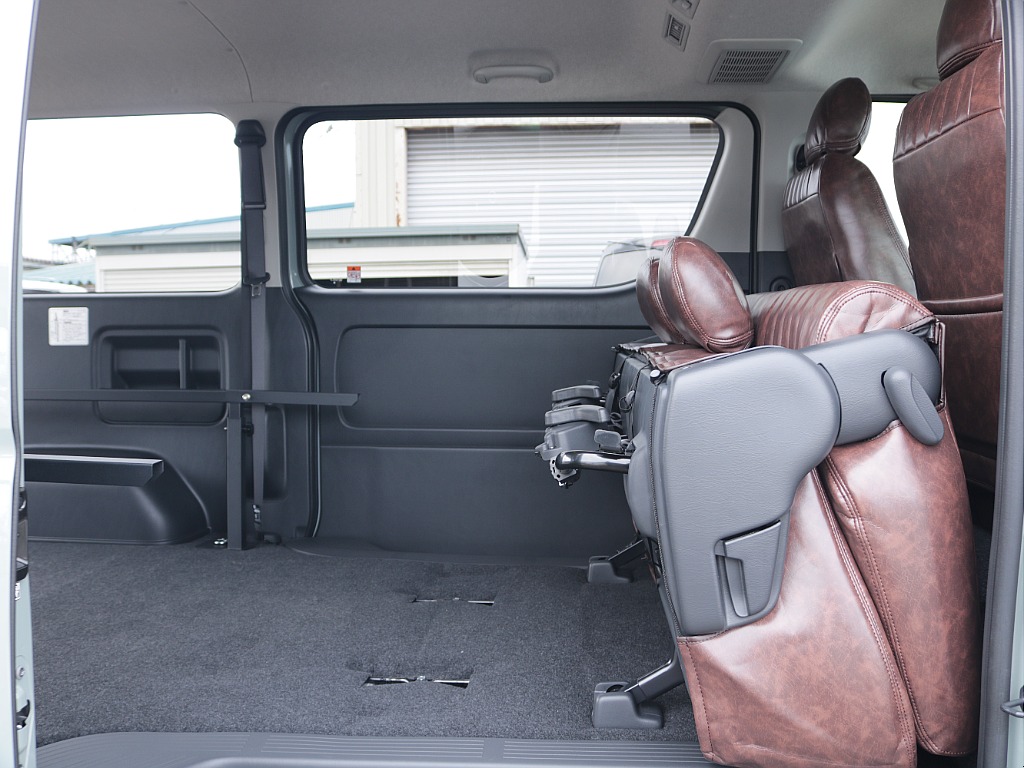 セカンドシートを折りたためば広々としたベットキットに早変わり！！位置を変えたり前に倒すこともできるようになっております！