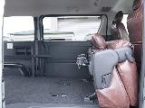 セカンドシートを折りたためば広々としたベットキットに早変わり！！位置を変えたり前に倒すこともできるようになっております！
