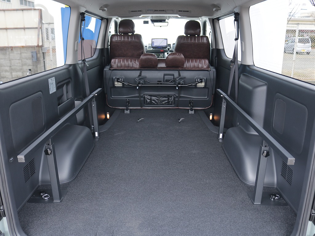 ベットは取り外しもできるので大きい荷物でも楽々載せられるラゲッチスペースも作り出せちゃいます♪