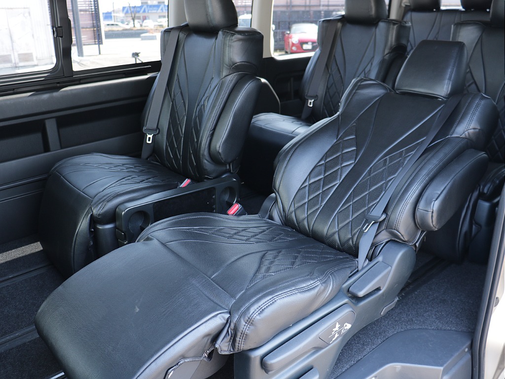 オットマンを出して背もたれも倒せば寝れるようになります！！この広々空間はグランドキャビンならではですね♪