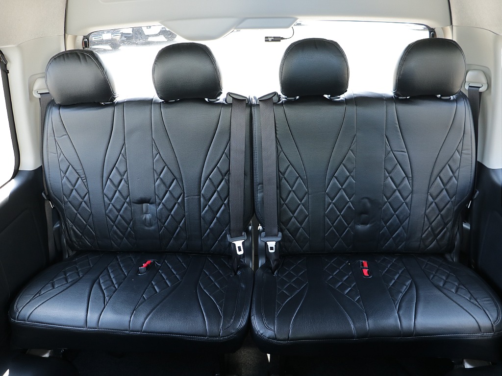 ４列目まで広々空間でお使いできる車両になっております♪