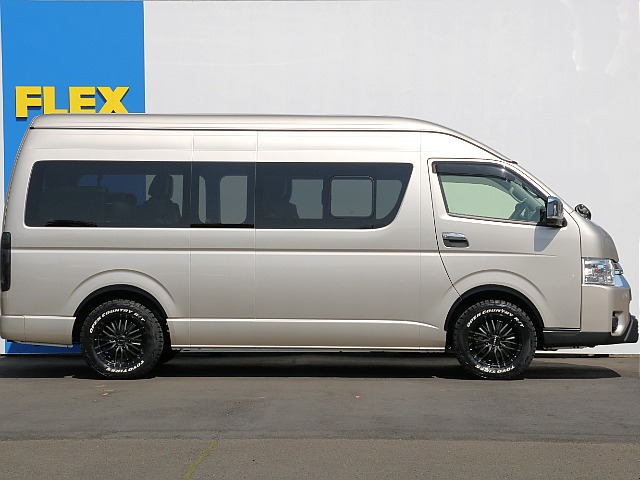 小窓付きになっており運転中などで換気などに大変役立ちます！！開閉は3段階でロックが掛かるようになっております♪