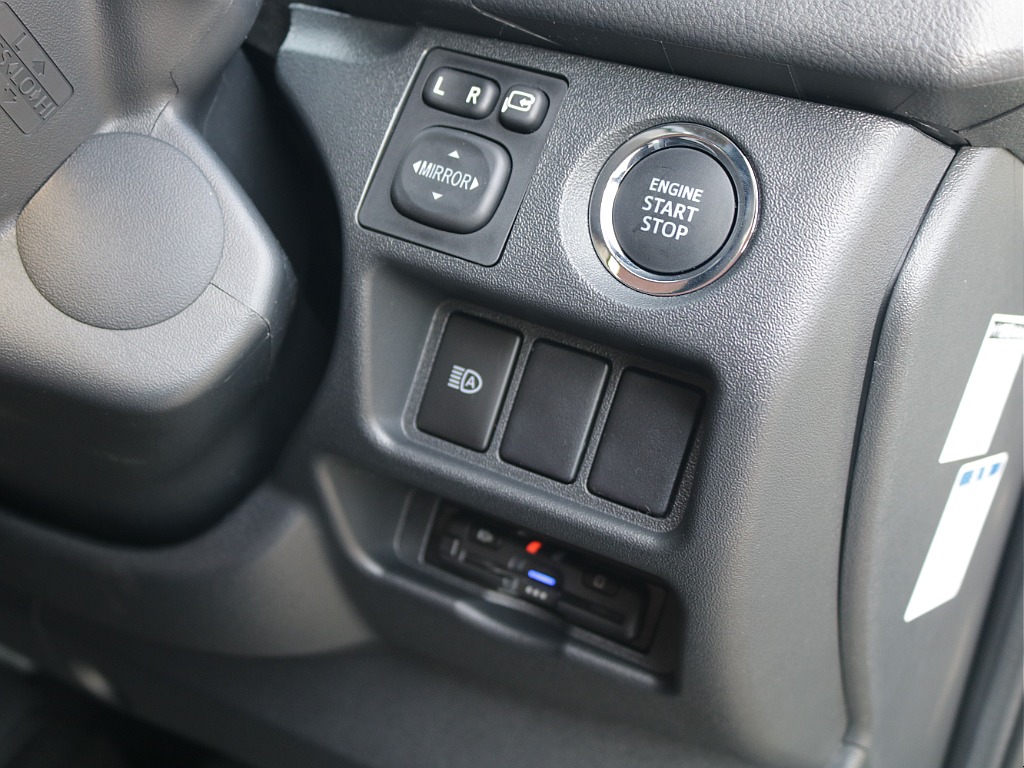 プッシュスタート・ETC・デジタルインナーミラー・連動ドライブレコーダーなど嬉しい装備も充実しております！！