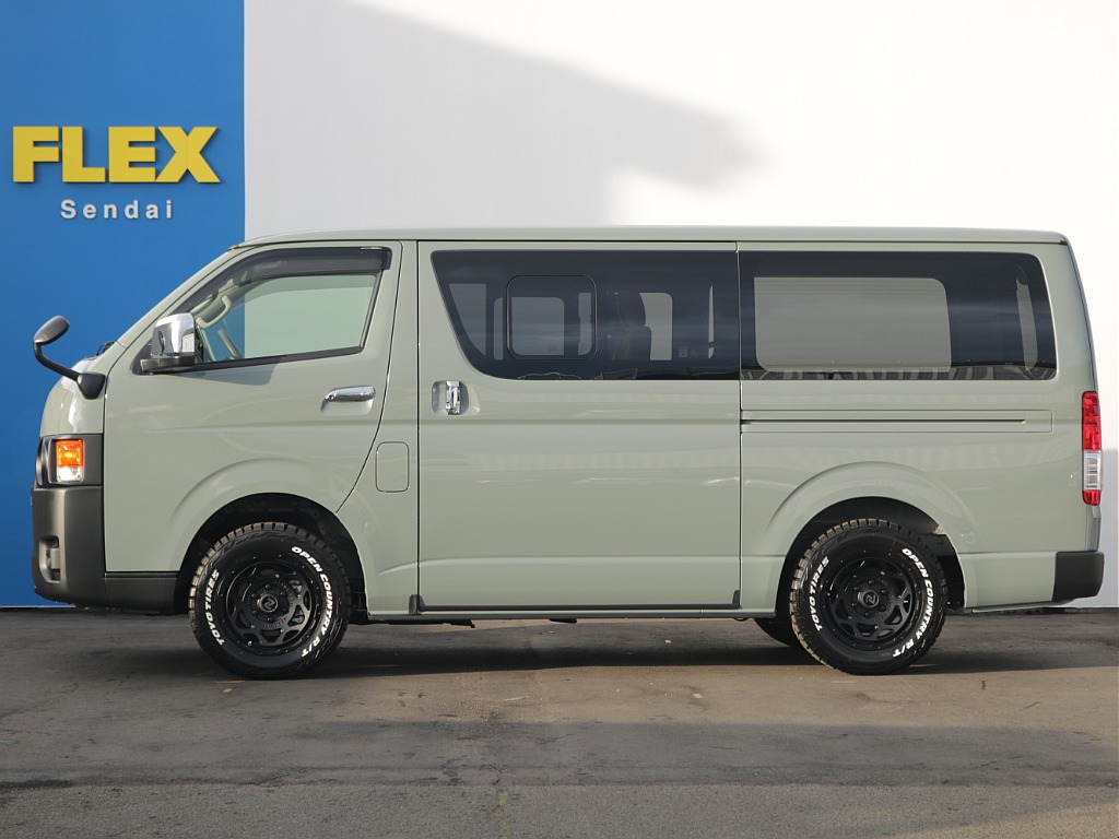 リヤスライドドアは小窓付きなので乗車中や車中泊時の時でも換気などできるので快適にお過ごしいただけます♪