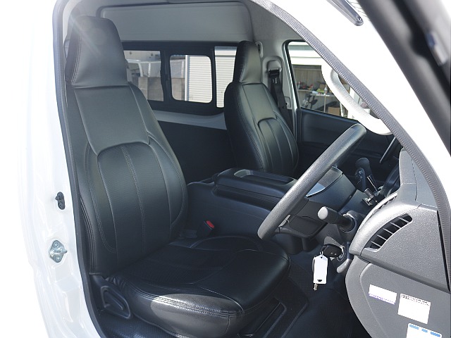 シートカバー付きになっております！！座り心地も良く内装の統一感もバッチリあっております♪