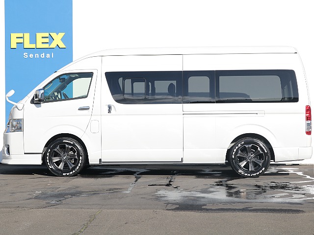 走行中や車中泊の際の換気などに役立つ小窓が両側についております♪